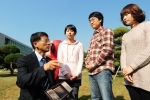 건국대 수의학과 고 유혜선 학생의 아버지 유한욱씨(사진 왼쪽)가 4일 건국대 수의과대학에 장학기금을 전달한 후 수의과대학 학생들과 대화를 나누고 있다.