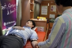 '동료에게 따뜻한 사랑 전해요' 
5일 LG전자 구미사업장 임직원들이 임직원 자녀의 치료비 지원을 위해 헌혈행사에 참여하는 모습.임직원이 헌혈하면 회사가 1만원