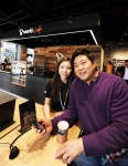 5일 SK텔레콤이 국내 최초로 서울 삼성동에 오픈한 신개념 체험형 ICT매장 ‘T world cafe’ 오픈 행사에서 SK텔레콤 트윗자키(TJ)로 활동하고 있는 야구인 양준혁씨가 