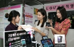 LG유플러스(부회장 이상철 / www.lguplus.com)가 12일부터 LG전자 ‘옵티머스 LTE’ 스마트폰 판매를 시작한다. 사진은 고객이 LG유플러스 매장에서 옵티머스 LTE