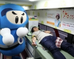 헌혈차에서 채혈중인 넥슨 직원 (#카트라이더의 캐릭터 탈인형 '다오'와 함께)