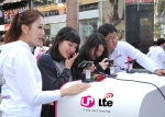 LG유플러스(부회장 이상철 / www.lguplus.com)가 지난 주말 대전 은행동 문화의 거리에서U+LTE 고객 체험행사를 개최했다. 사진은 고객들이 LG유플러스의 LTE 서비