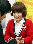 SK텔레콤의 ‘T master 소사장제도’를 통해 제 1호 대리점장이 된 최영미 사장이 여의도에 위치한 대리점에서 방문 고객에게 스마트폰 상담을 제공하고 있다.