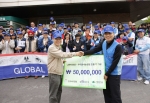 22일  ‘씨티 글로벌 지역사회 공헌의 날’을 맞아 한국씨티 임직원 2,500여명이 전국적으로 51개의 다양한 자원봉사활동을 펼쳤다. 시흥동에서 이날 행사의 일환으로 하영구 한국씨
