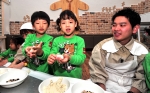 한국제분협회 협찬 프로그램 ‘가루야 가루야 밀가루 체험 놀이 행사에 초청된 아동 양육 보육 시설 ‘경동원’ 어린이들이 밀가루 반죽을 하며 즐거운 시간을 보내고 있다.