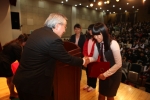 박준서 총장으로부터 고등부 금상 수여받는 박진주(인천여자상업고)학생