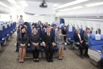 경인여대 박준서총장, 김길자 명예총장, 교직원들이 완공된 항공실습실에서 기내 서비스를 받고 있다.