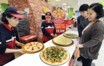 1일 홈플러스 영등포점에서 직원들이 즉석 토핑한 피자를 고객들에게 선보이고 있다.