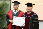 김진규 건국대 총장(오른쪽)이 3일 중국 난징대 훙인싱 당서기(왼쪽)으로부터 명예교수 위촉장을 받은 후 기념촬영을 하고 있다.