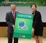 LG는 3일 서울 양재동에 위치한 LG전자 서초 R&D 캠퍼스에서 대학생 해외탐방프로그램인 
'LG글로벌챌린저' 시상식을 개최했다.
사진은 구본무 LG 회장이 연
