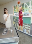 LG전자가 TV 튜너를 탑재해 지상파 방송을 200인치 초대형 3D 화면으로 즐길 수 있는 시네마 3D 프로젝터를 출시했다.(이 사진은 3D 기능의 이해를 돕기 위해 임의합성한 사