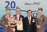 8일 서울 그랜드힐튼 컨벤션센터에서 열린 ‘2011 한국산업의 고객만족도(KCSI) 20주년 기념식 및 1위 기업인증 수여식’에서  윤영두 아시아나항공 사장(좌측 두번째)이 이봉서