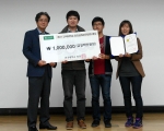 건국대 2011 제3회 창의설계경진대회 대상팀인 화학공학과 심철민, 김형태, 손문영 학생(찰진한우팀)이 김화중 공학교육혁신센터장(왼쪽)으로부터 상장과 상금을 받고 기념촬영을 하고 