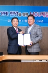CPFR 프로그램 MOU 체결 사진 컷(사진 우 : 삼성전자 박재순 전무, 사진 좌 : KT 표현명 사장)