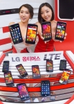 LG전자 모델들이 '옵티머스 LTE' 를 들고 포즈를 취하고 있다.