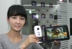 LG유플러스, 맘스뷰 IP카메라로 집안의 상황을 모니터링하고 있는 모습.