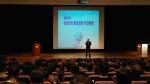 삼성전자는 15일 수원에서 협력사 대표 450여명이 참석한 가운데 '2차 동반성장 소통의 장'을 마련했다.
