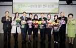 하영구 한국씨티은행장(좌측 첫번째)과 차경애 한국YWCA연합회장(우측 첫번째)이 우수 프로그램 수상자들과 함께 기념촬영을 하고있다.