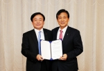 한국교직원공제회와 하나금융그룹은 포괄적 업무 제휴를 위한 전략적 제휴 협약을 22일 체결했다.