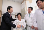 22일, 인천의료원을 찾은 한국지엠 마이크 아카몬 사장(사진 왼쪽 첫번째)이 조승연 원장(사진 왼쪽 세번째)과 함께 입원 병실을 방문, 수혜 환자인 백미화 씨의 빠른 쾌유를 바라며