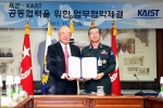 서남표(왼쪽) KAIST 총장과 김상기(오른쪽) 육군참모총장이 협약서에 사인을 마친 후 기념촬영을 하고 있다.