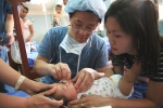 안면기형 수술팀 의료진이 수술을 마친 아동의 수술부위를 소독하고 있다.