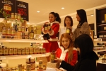 서울 롯데백화점 본점에서 ‘블랙 프라이데이(Black Friday)’ 세일을 기념해 ‘미리 받는 산타의 선물’을 주제로 포토 이벤트를 개최했다.