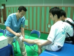 응급처치를 하고 있는 엄성흠팀장