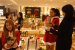 서울 롯데백화점 본점에서 ‘블랙 프라이데이(Black Friday)’ 세일을 기념해 ‘미리 받는 산타의 선물’을 주제로 포토 이벤트를 개최했다.