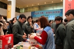녹십자는 지난 24일 불우이웃 돕기와 소비절약운동의 일환으로 실시되는 ‘온정의 바자회’를 경기도 용인의 본사 목암빌딩에서 개최했다.