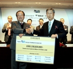서울 장충동 신라호텔 영빈관에서 개최된 두산인프라코어 리파이낸싱 서명식에서 강만수 산은금융지주 회장(왼쪽)이 박용현 두산 회장(오른쪽)에게 US$22억 수표를 전달하고 있다.