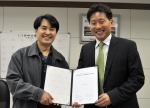 사업 제휴 계약을 체결하고 있는 ktis 전병선 전무(사진 좌)와 크로스디지털미디어 윤여준 대표이사