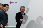 구본무 LG 회장이 29일 오후 경기도 파주에 위치한 LG화학 LCD 유리기판 공장을 방문했다.(사진 오른쪽부터 구본무 LG 회장, 나상업 LG화학 LCD 유리기판 사업담당 상무,