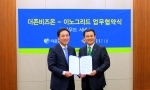 이노그리드와 더존비즈온은 클라우드기반 서비스(IaaS, SaaS)의 활성화와 한국형 클라우드서비스를 위해 30일 전략적인 제휴를 맺었다.(사진의 좌측부터 이노그리드 성춘호 대표이사