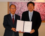 국방소프트웨어산학연협회 김재창 회장(좌)과 서울과학종합대학원 이남식 총장(우)이 기념 촬영을 하고 있는 모습