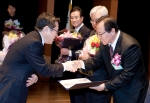 지난달 30일 개최된 기업혁신대상 시상식에서 하나투어 권희석 사장(사진 오른쪽)이 지식경제부 김준동 산업정책관(사진 왼쪽)으로부터 국무총리상을 수상하고 있다.