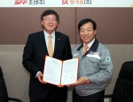 SK텔레콤 박인식 기업사업부문장(사진 왼쪽)과 SPP조선(주) 곽한정 사장과  12월 2일 경남 사천 소재의 SPP조선 사천영업장에서 “스마트 조선소 구축 협약”을 체결했다.