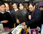3일(토) 명동 NFC존을 방문한 차이나모바일 경영진이 SK플래닛 이주식 Service Platform BU장(오른쪽 두번째)에게 SK텔레콤의 NFC 서비스의 효용성에 대한 설명을