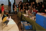 지난 4일 서울 대학로 서울연극센터에서 아름다운가게가 주최한 책 바자회에서 어린이극단 ‘책 읽어