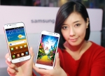 갤럭시SII LTE 시리즈의 화이트 버전을 들고 있는 모델 컷(좌측 제품 갤럭시SII LTE 화이트, 우측 갤럭시SII HD 화이트)