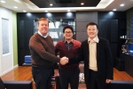 알파트론(Alphatron)의 Jonh Raadgeep 대표와 티브이로직 이경국 대표가 계약서에 사인을 한 후 악수를 나누고 있다.