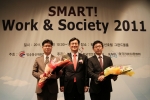 8일 방통위가 주관한 ‘Smart! Work&Society 2011’ 행사에서 ㈜더존비즈온(회장 김용우)이 스마트워크 우수기업으로 선정돼 지용구 모바일서비스사업본부장(사진 왼쪽)이