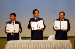 박상환 회장(가운데), 권희석 사장(오른쪽), 최현석 부사장(왼쪽)이 '2012 하나투어 경영계획' 목표합의서에 서명했다.