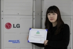 LG전자 직원이 시스템에어컨 멀티V 앞에서 '카본 프리'인증서를 설명하고 있다.