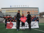 캐주얼 부문 선두 브랜드 베이직하우스가 올해의 마지막이자 제 39회 후원학교로 서울 광장 초등학교를 선정하고 축구부 유니폼 등 300여 만원 상당의 축구 용품을 전달했다.