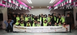 지난 10일 ‘사랑의 쌀’ 기증과 무료급식 봉사활동, 공연 후원을 성공적으로 마친 에듀윌 임직원들이 기념촬영을 하고 있다