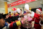 한국지엠이 지역아동센터 및 다문화가정 어린이들을 초청, '미리 크리스마스' 파티를 갖고 즐겁고 행복한 시간을 보냈다. 13일, 부평본사 홍보관에서 한국지엠 마이크