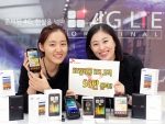 SK텔레콤 직원들이 서울 명동에 위치한 T멀티미디어 매장에서 지금까지 출시된 4G LTE폰을 소개하고 있다. SK텔레콤은 4G LTE서비스가 3G 론칭 당시 보다 2.5배 빠른 속