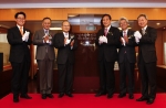 12월15일 오전, 하나은행 김정태 행장(좌측 네번째)이 고객 대표단과 함께 하나은행 본점에서 상속증여센터 오픈 기념행사를 갖고있다.