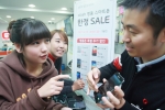 KT는 최신 LTE폰 3종을 3G 요금제로 가입할 수 있도록 하고, 아이폰 4S, 갤럭시 넥서스 등 최신 스마트폰도 할인해주는 ‘올레 프리미엄 스마트폰 한정세일’을 12월 19일부